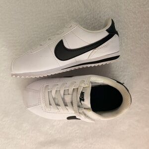 Nike White and Black Sneakers